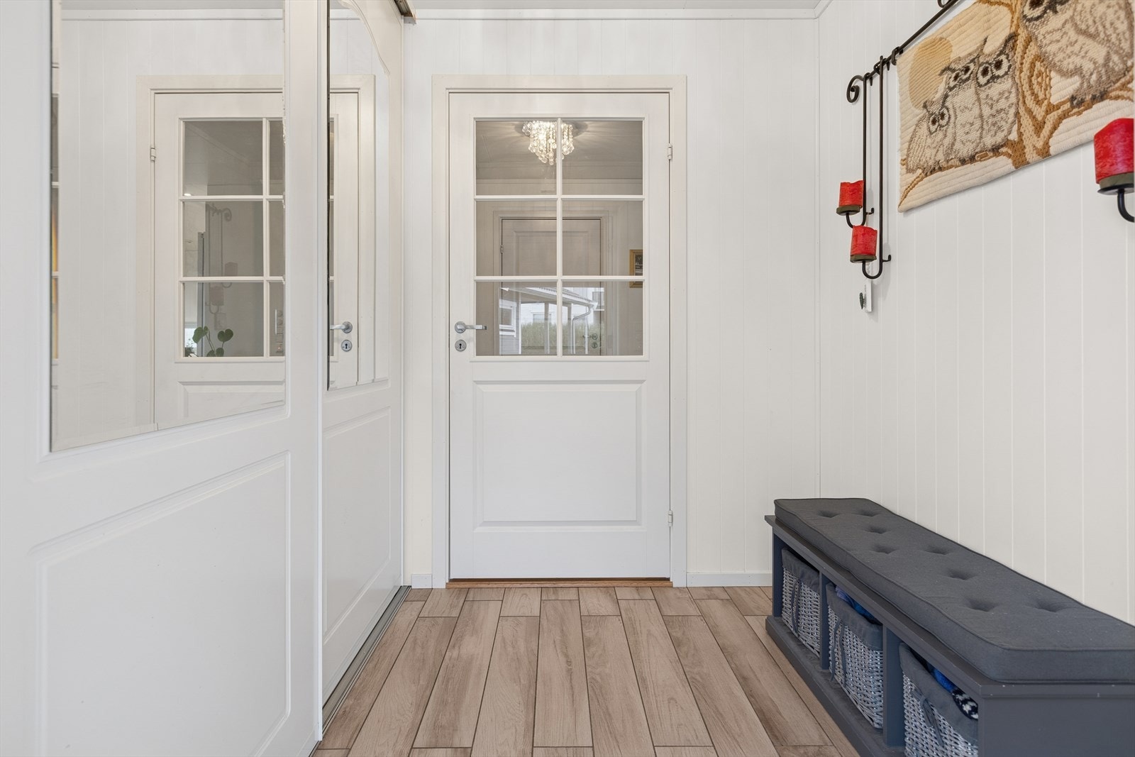 Velkommen inn! Romslig vindfang med skyvedørsgarderobe. Galleribilde