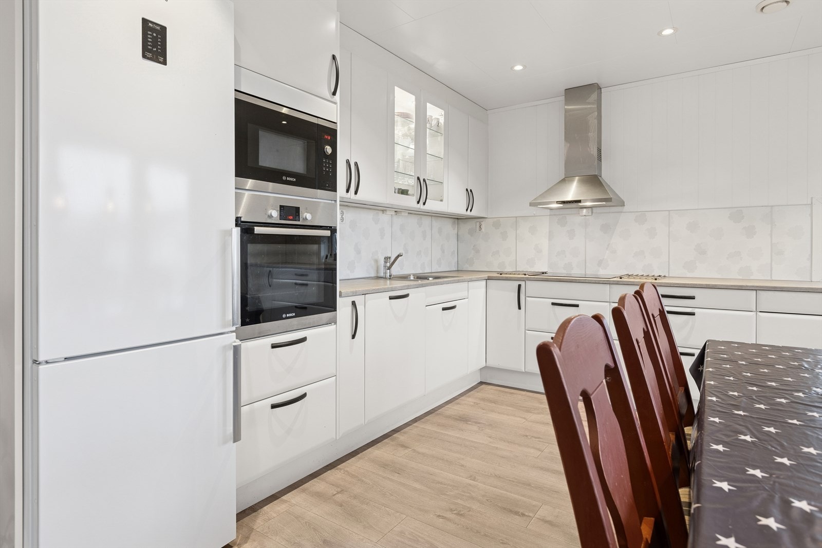 Pent kjøkken med integrerte hvitevarer Galleribilde