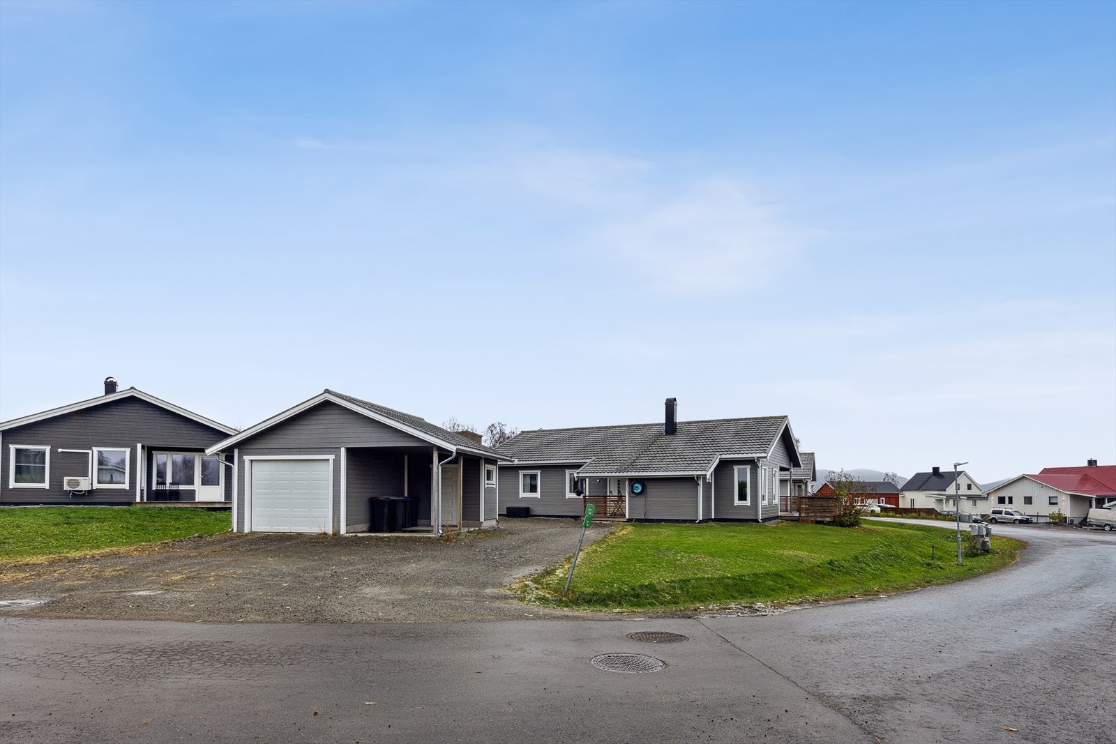 Garasje med carport og bod. Galleribilde
