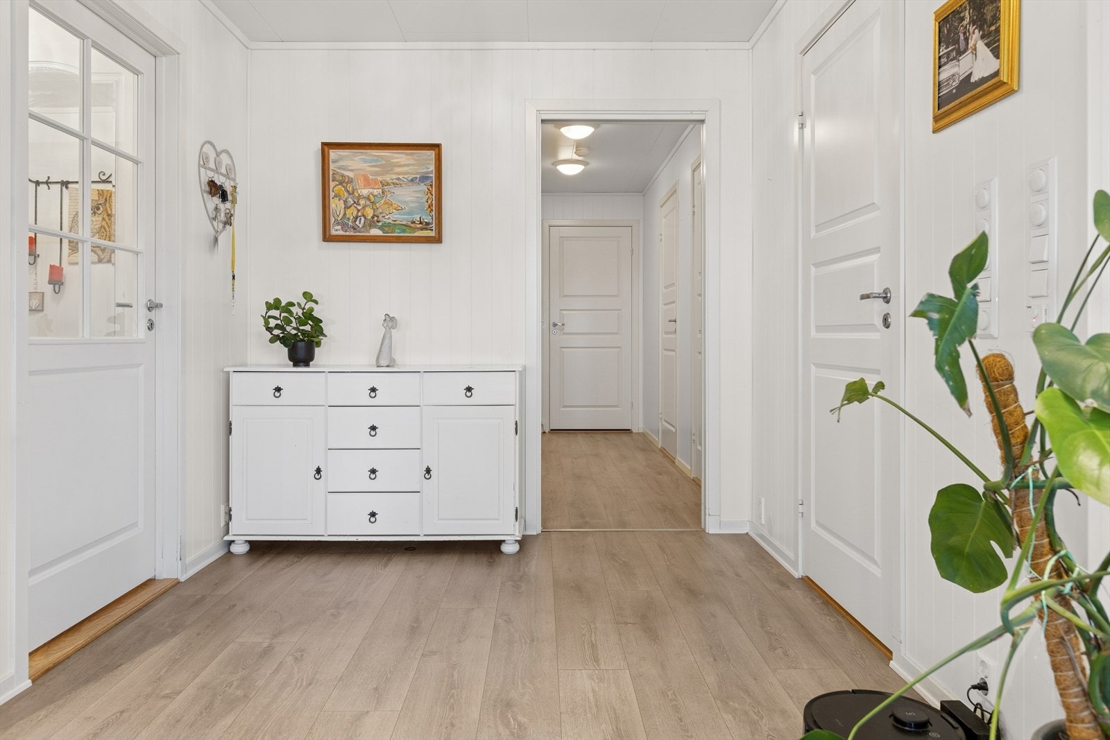 Vi tar en tur mot soverommene, bad og vaskerom. Galleribilde