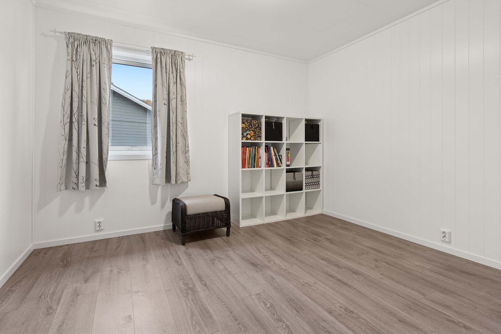 Soverom nummer to er romslig og har god plass til både dobbelseng og garderobeskap. Galleribilde