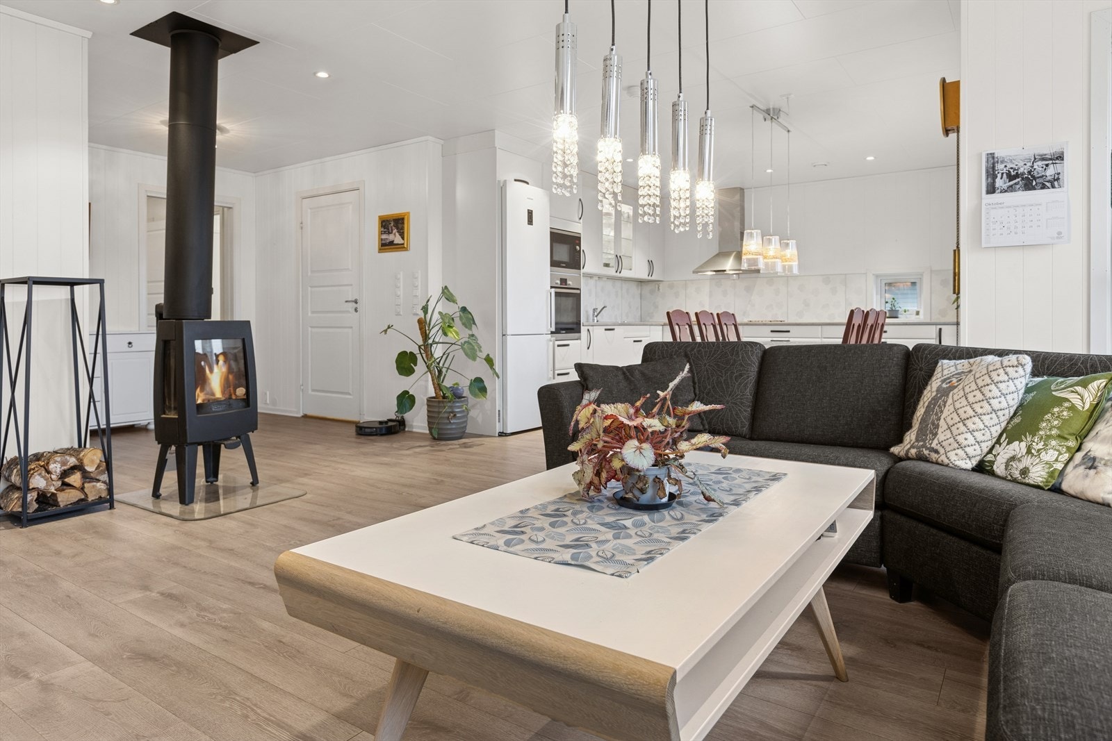 Stuen med åpen løsning inn mot ett stort innholdsrikt kjøkken. Galleribilde