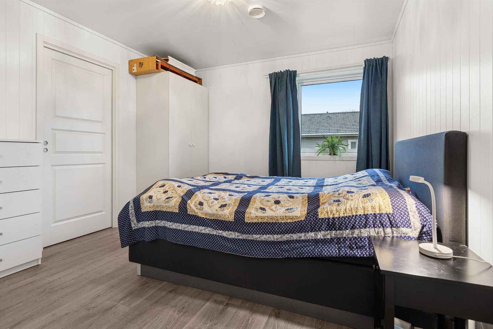 I tillegg har rommet en egen walk-in garderobe, som gir svært gode oppbevaringsmuligheter og bidrar til en ryddig og funksjonell hverdag. Galleribilde