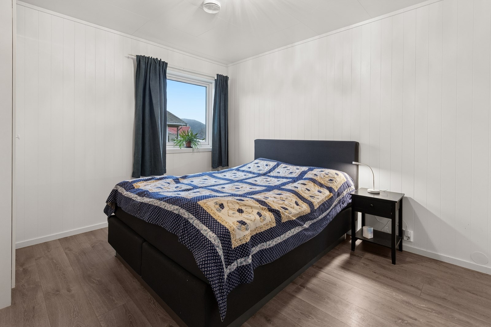 Rommet gir fleksible møbleringsmuligheter og egner seg godt som hovedsoverom. Galleribilde