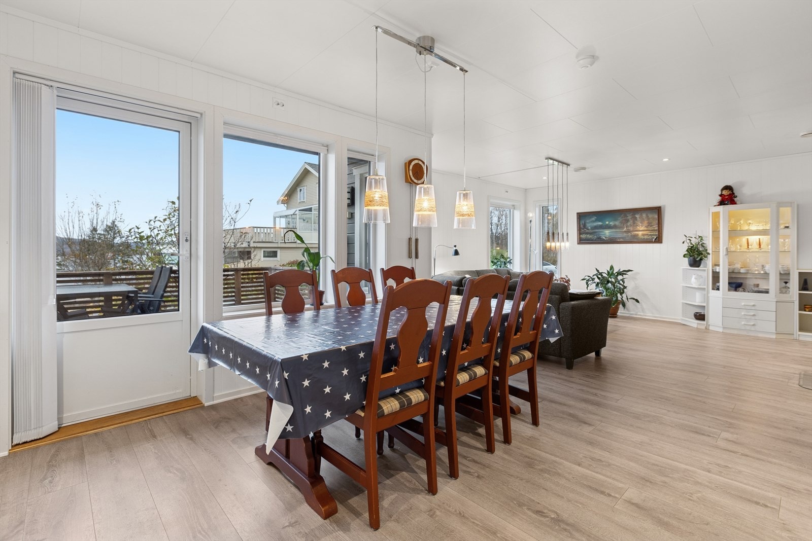 Fra kjøkkenet er det utgang til terrasse hvor solen nytes store deler av døgnet. Galleribilde