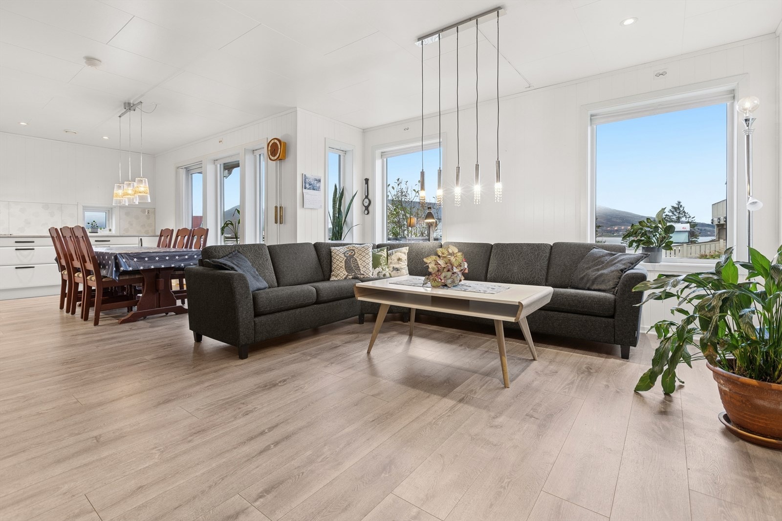 Lyst og innbydende oppholdsrom med god plass til både sofakrok og spisegruppe. Herfra er det direkte utgang til balkongen, som gir fine solforhold og utsikt. Galleribilde