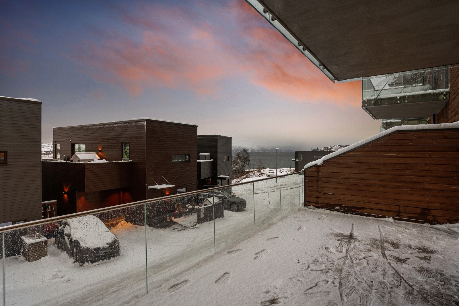Her har du meget stor plass til både grill, sittegruppe, solsenger og annet møblement du kunne ønske deg.