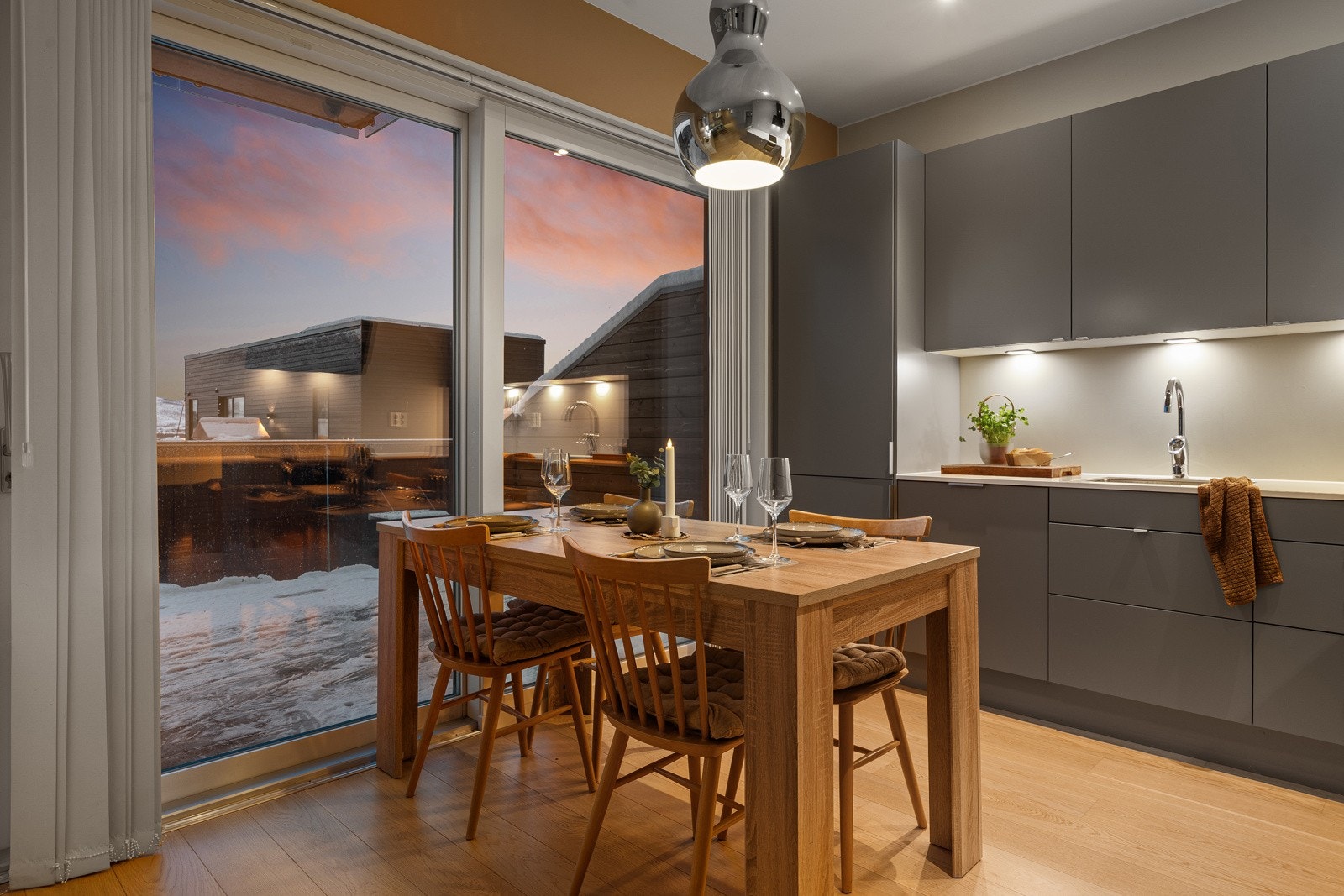 Fra stue/kjøkken kommer du ut til romslig veranda på 25kvm!