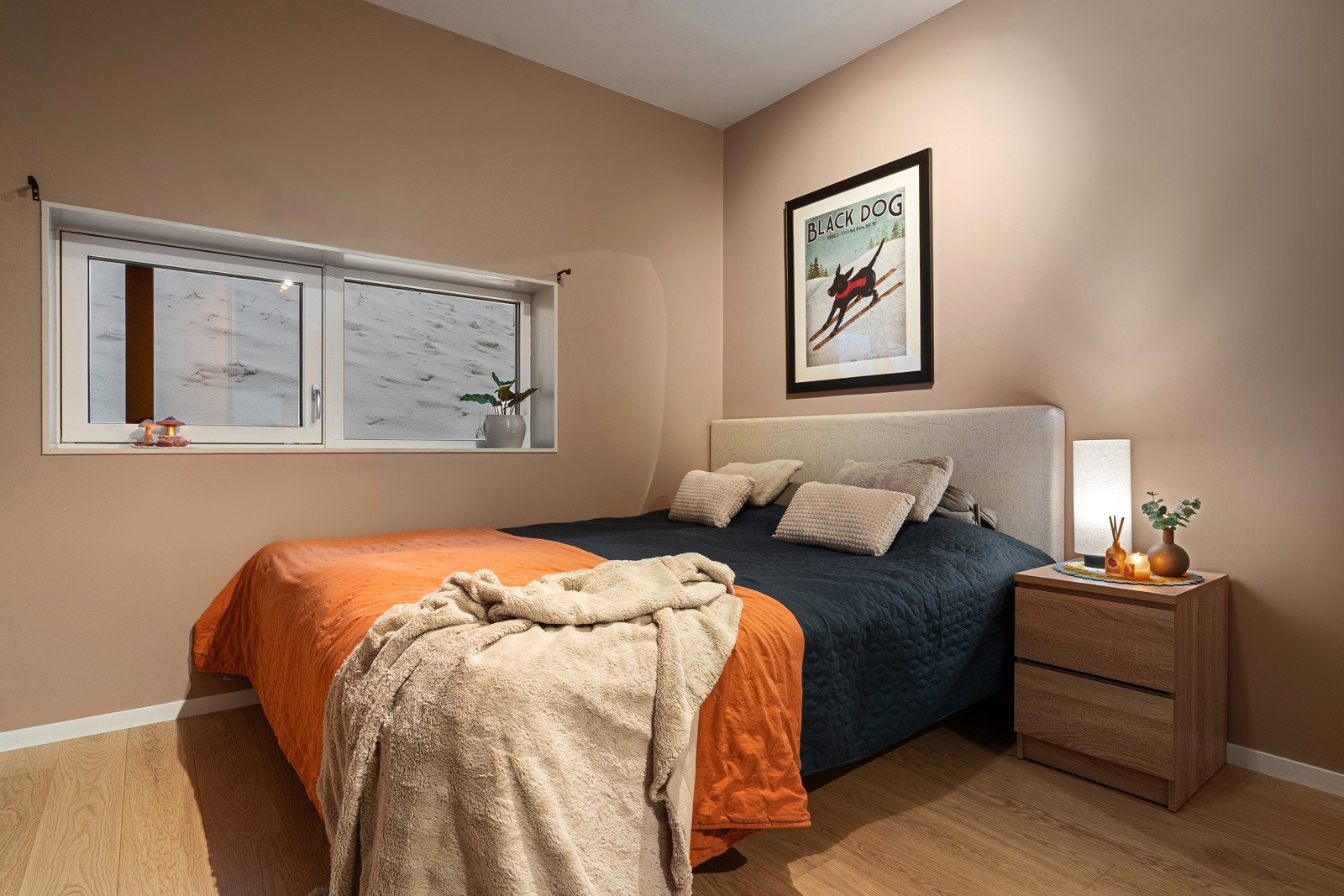 Soverommene er av god størrelse og har plass til både nattbord, sjenk eller skrivebord.