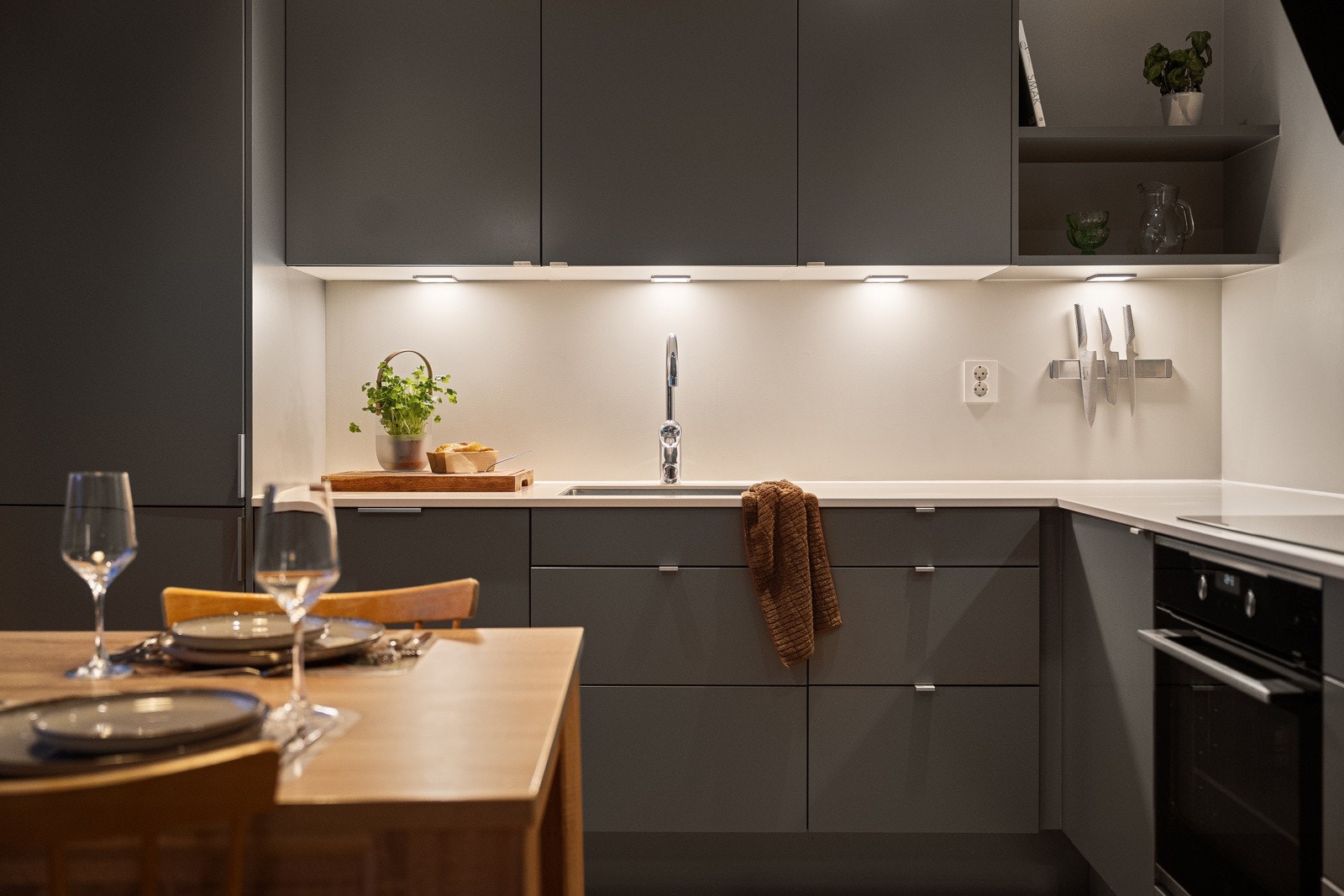 Det er lys under overskap og rikelig med oppbevaringsmuligheter.