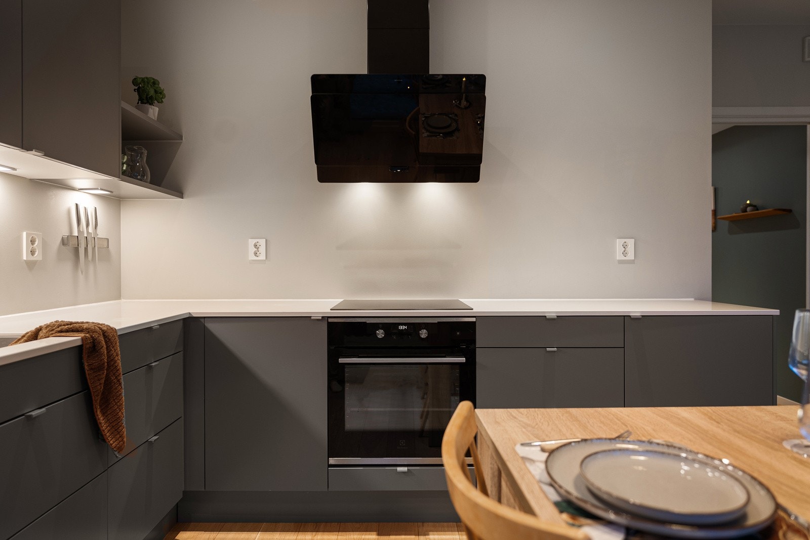 Kjøkkenet har gode arbeidsforhold og mye benkeplass. Benkeplaten tåler varme som er praktisk ved matlaging i komfyr.