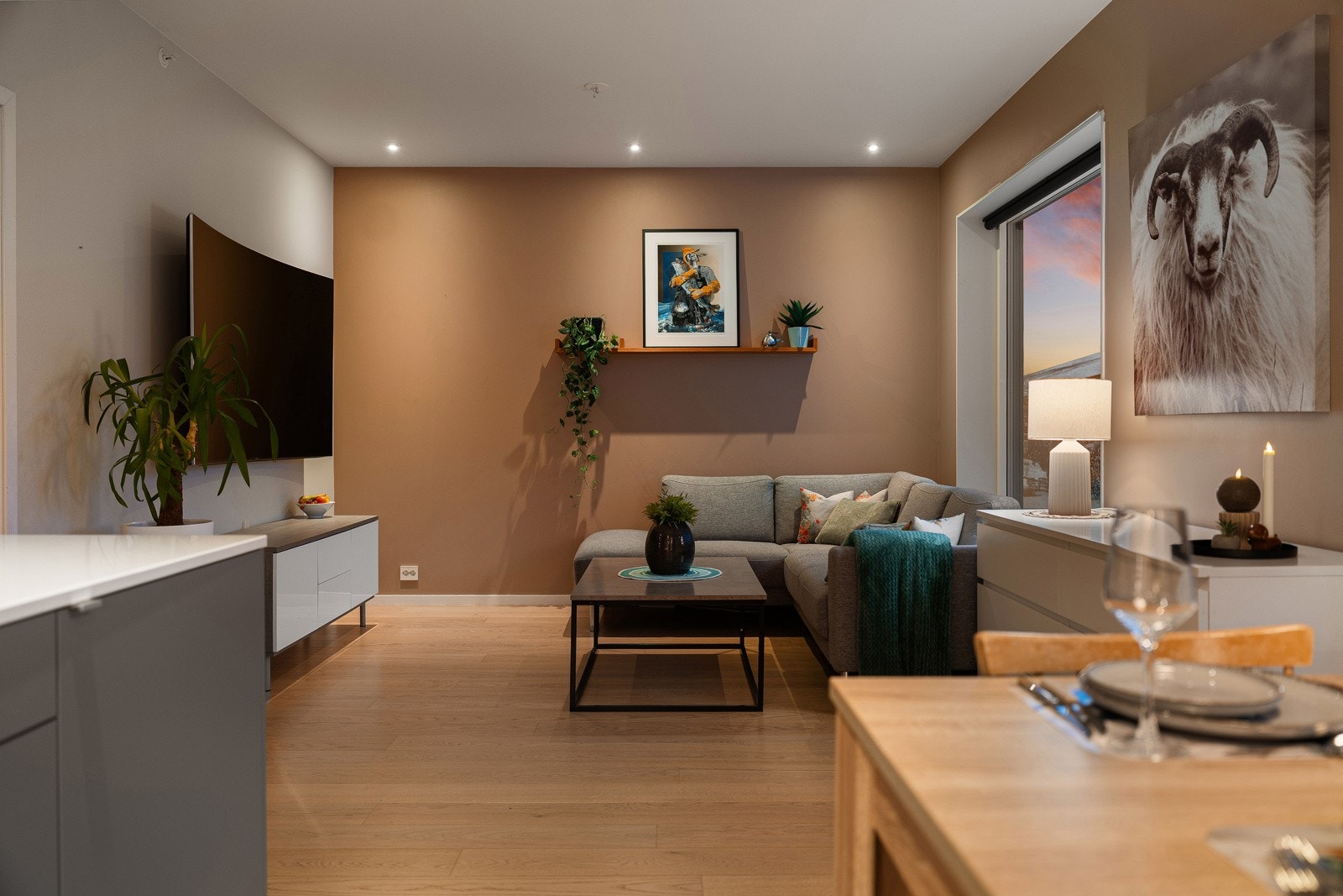 Leiligheten har slette vegger malt i behagelige farger og en-stavs parkett.