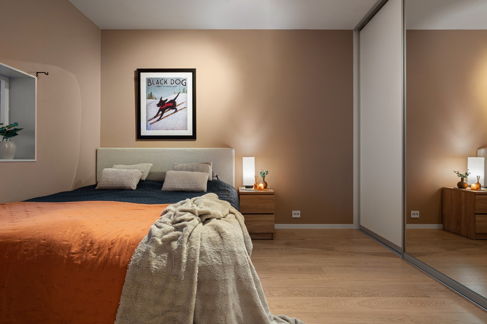 Soverommet har stor skyvedørsgarderobe.