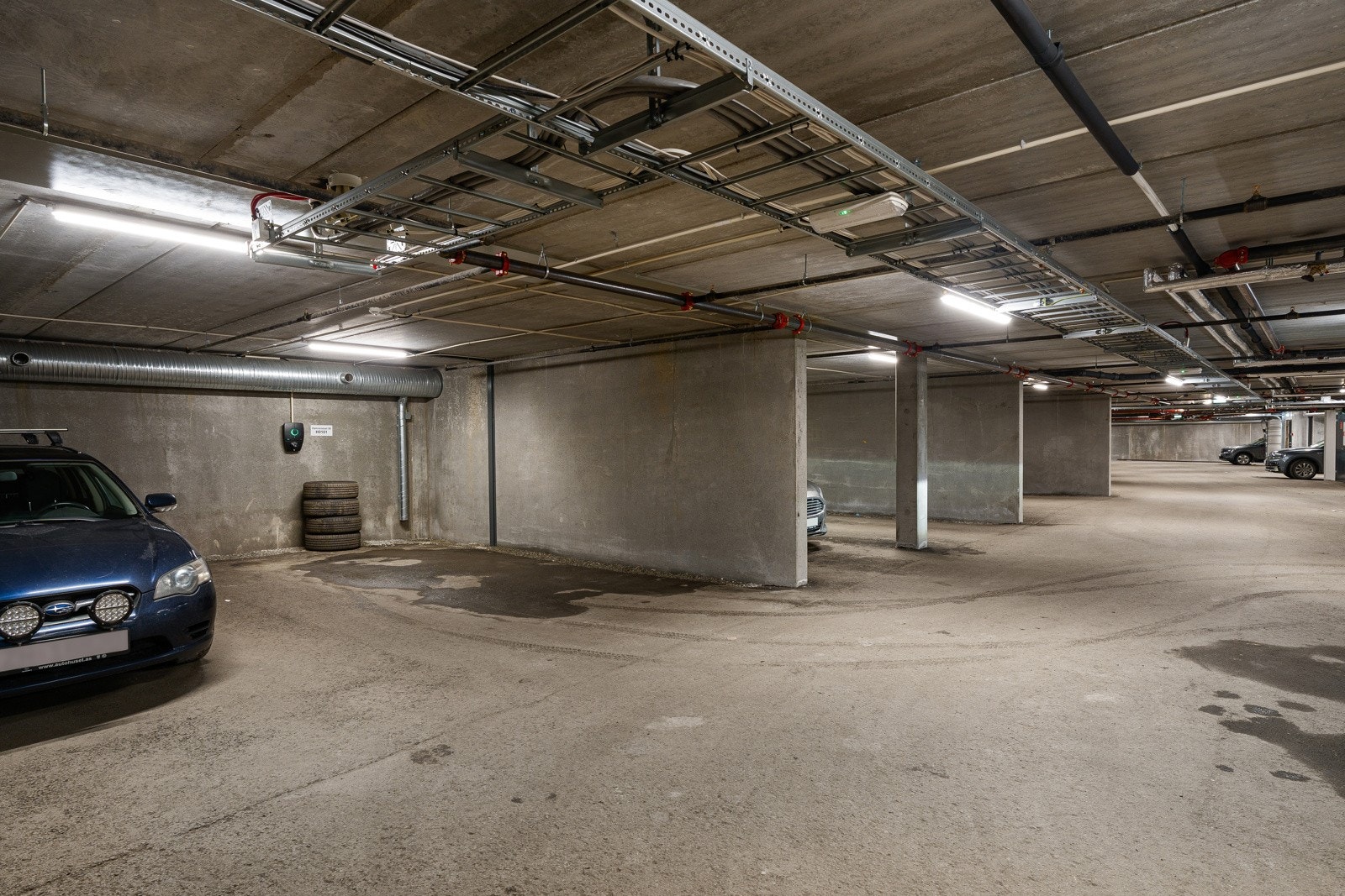 Det medfølger fast garasjeplass, garasjeplassen er HC-merket og har ekstra plass. God adkomst inn og ut anlegget.