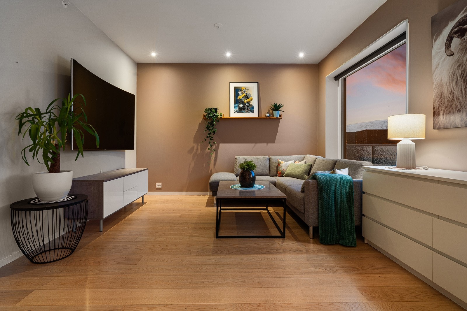 Stuen er møbleringsvennlig og de store vindusflatene sikrer rikelig med innslipp av naturlig lys.