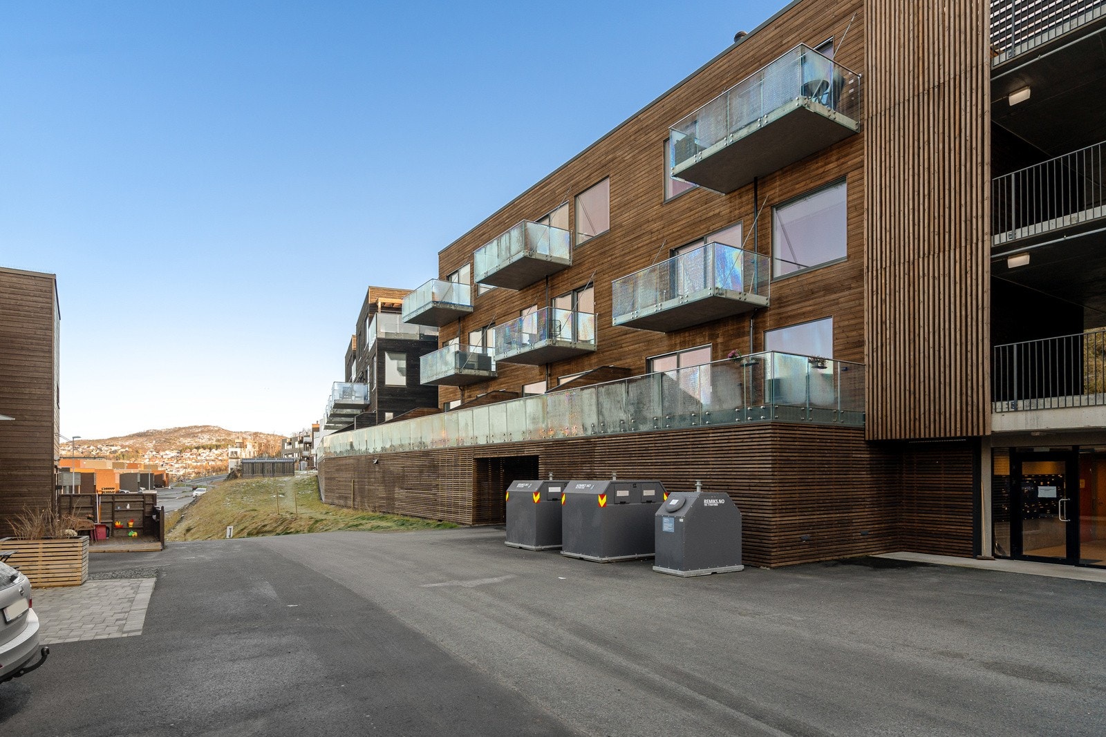 Fra blokka er det ca 8km til Universitetet og Tromsø sentrum.