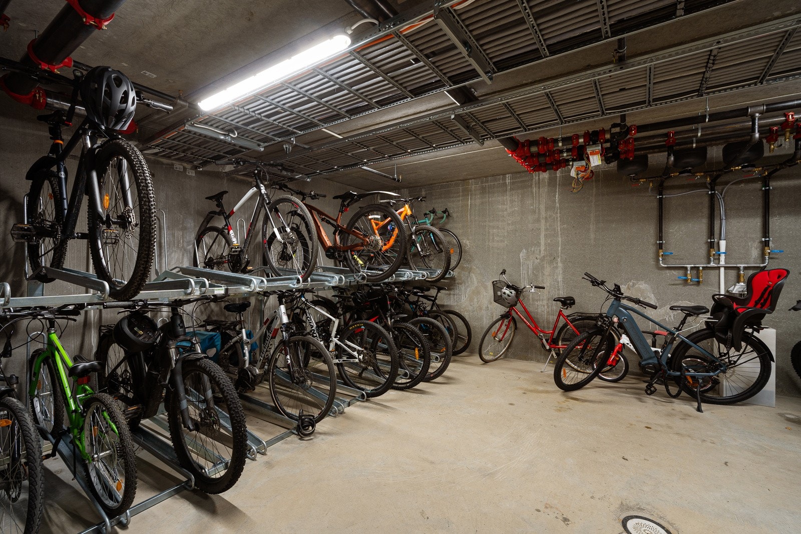 Sportsbod medfølger og er i adskilt rom fra garasjen. Sameiet har innvendig sykkelbod og smørebod i tillegg.