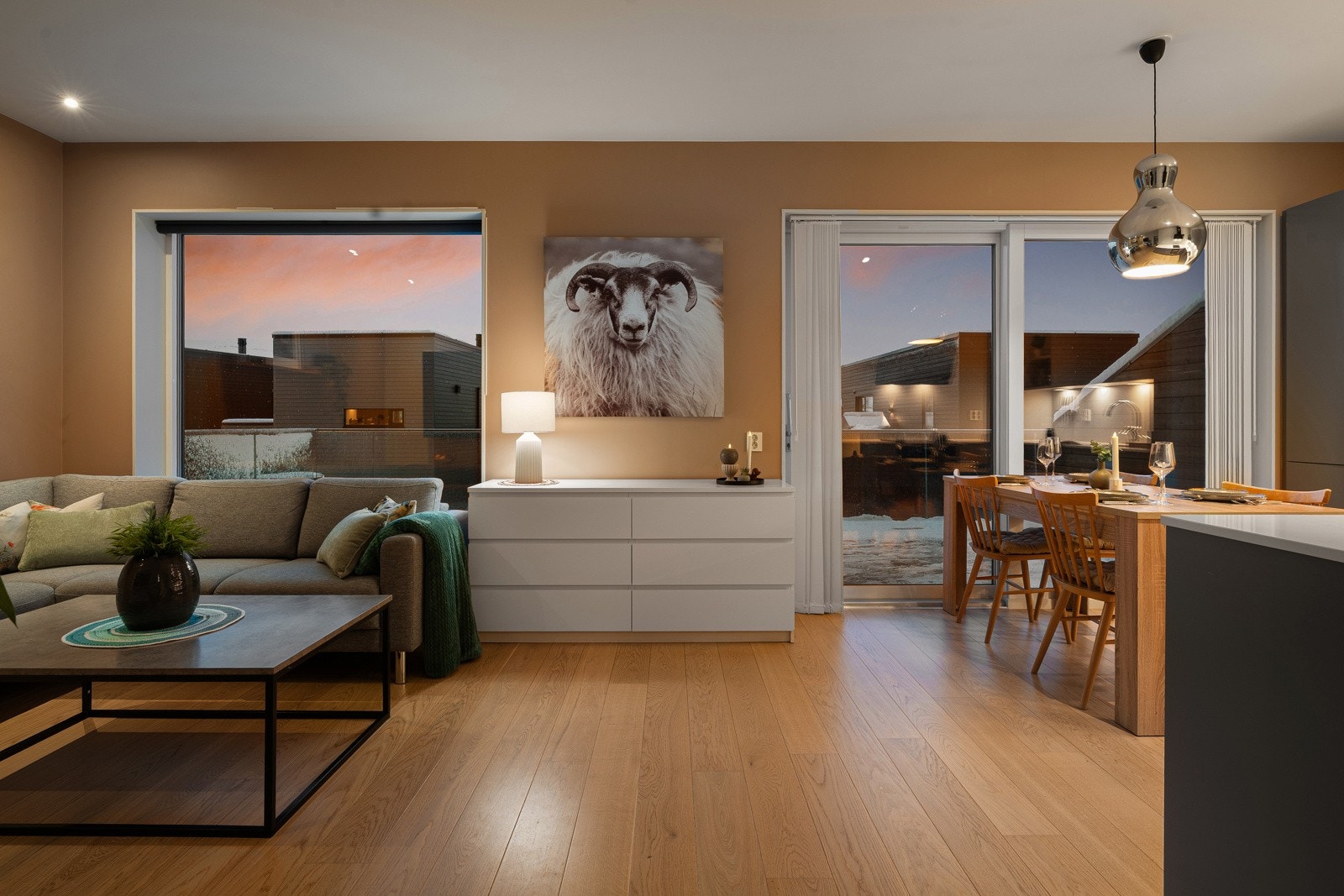 Leiligheten holder en gjennomgående høy standard og har flotte detaljer. Det er montert Philips Hue-lyssystem hvorav noen har fargemuligheter.