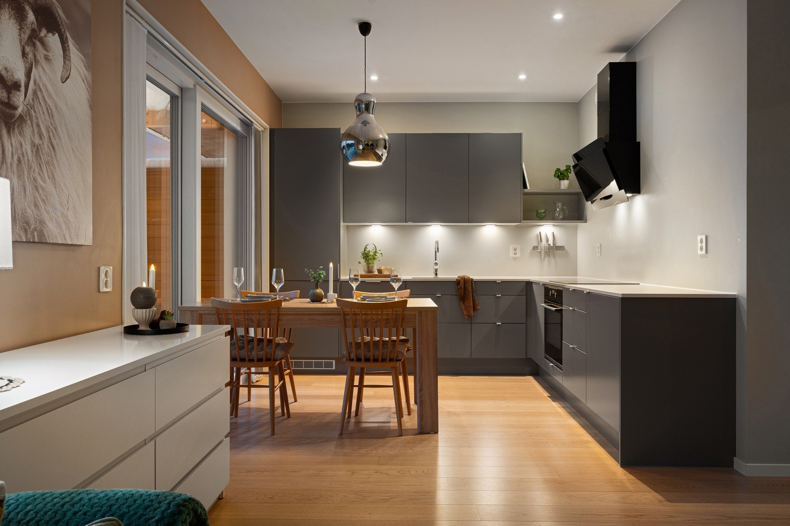 God plass til stort spisebord som finner sin naturlige plass på kjøkkenet.