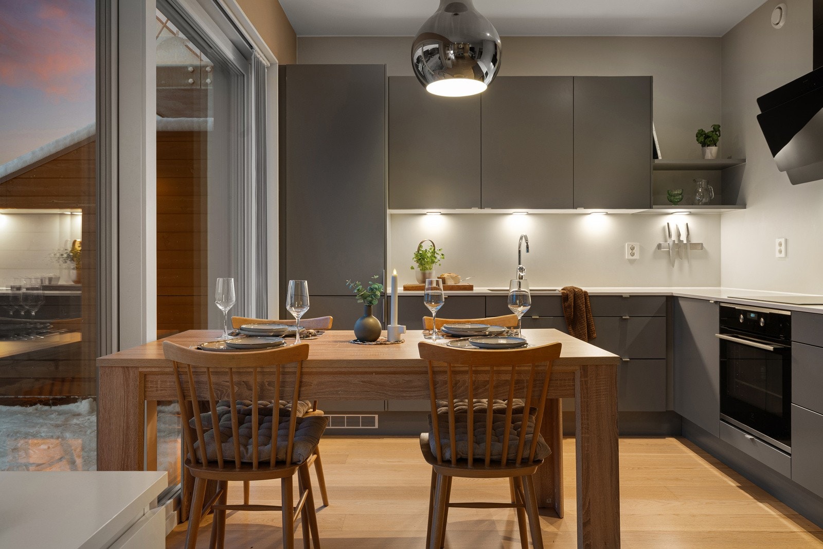 Kjøkkenet er i moderne utførelse og har integrerte hvitevarer.