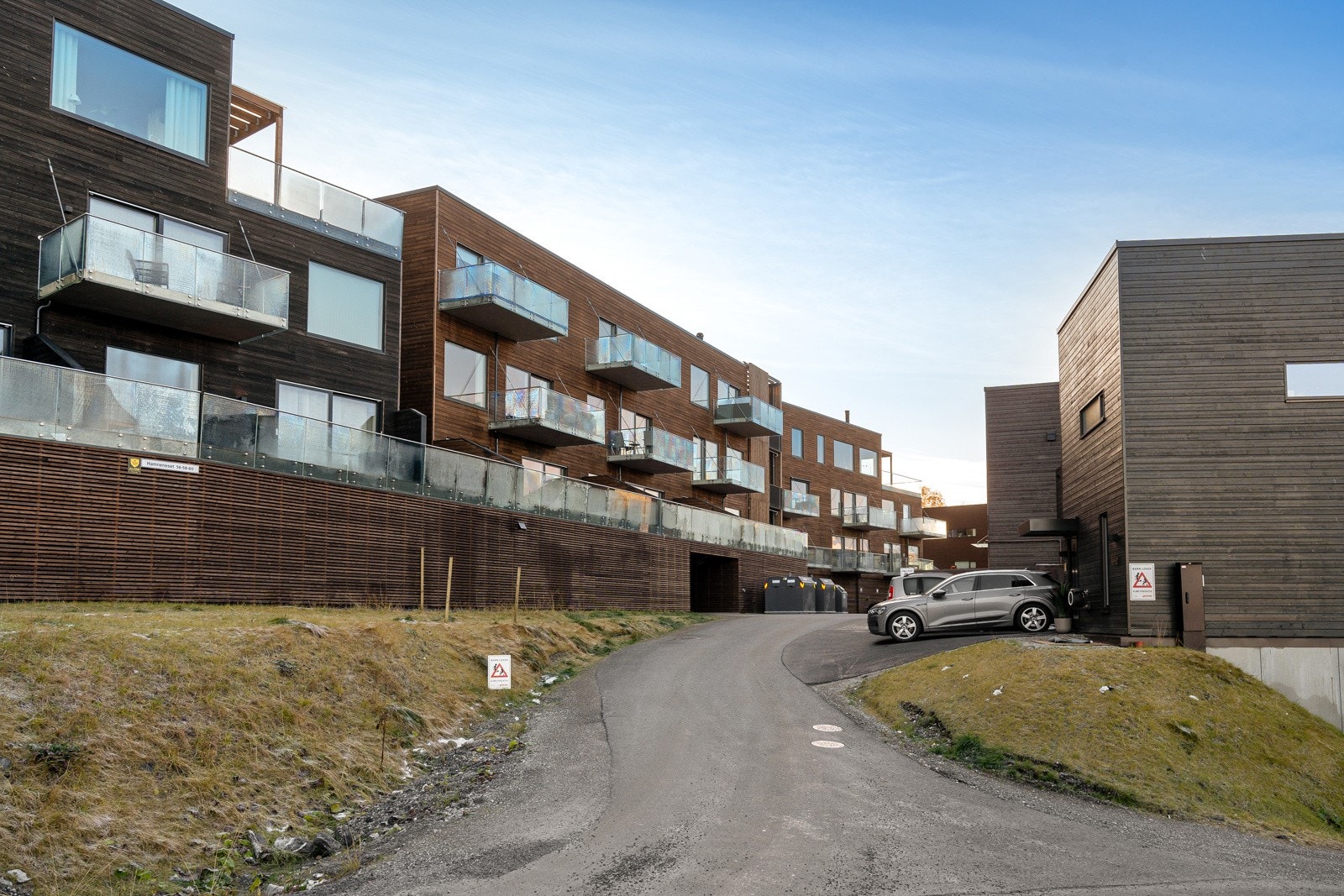 Utenfor blokka er det rikelig med gjesteparkering for sameiet.