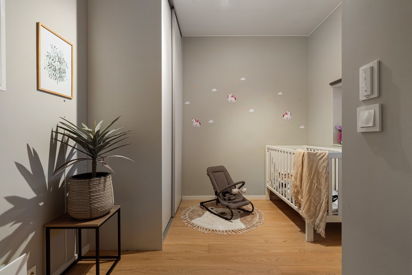 Det medfølger skyvedørsgarderobe her og.