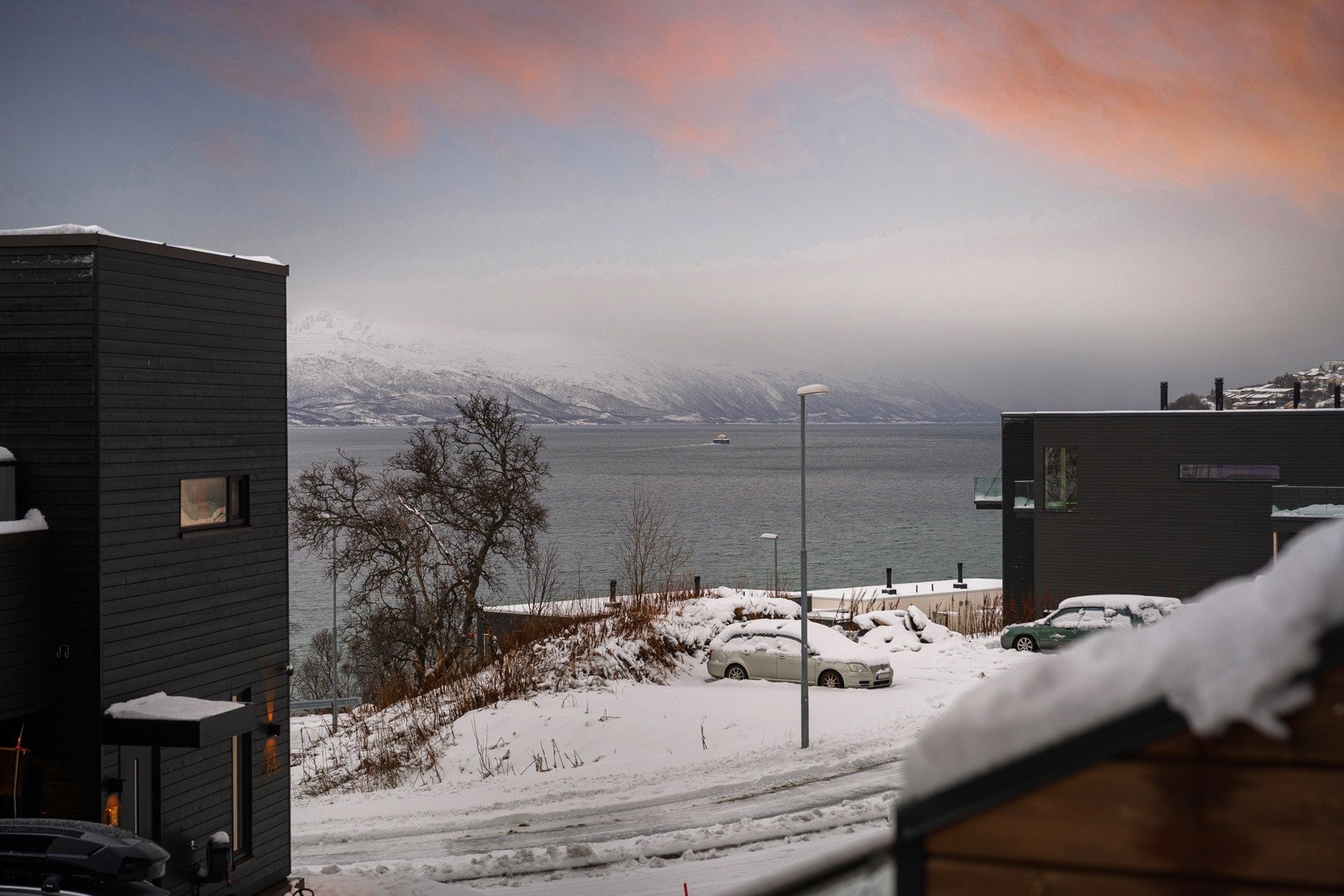 En moderne leilighet med gode solforhold og flott utsikt sentralt i Hamna.