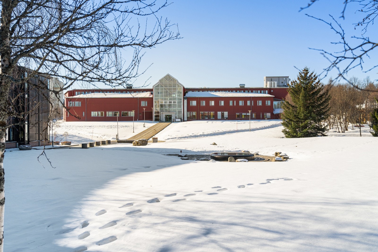 Gode muligheter for å sykle eller stå på ski til Universitetet og UNN.