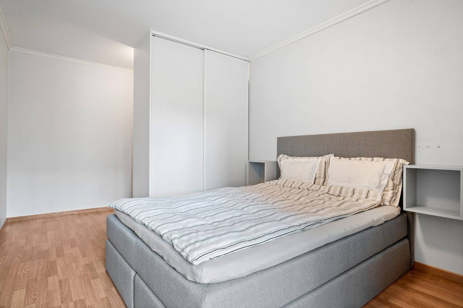 En romslig skyvedørsgarderobe sørger for gode oppbevaringsmuligheter. Galleribilde