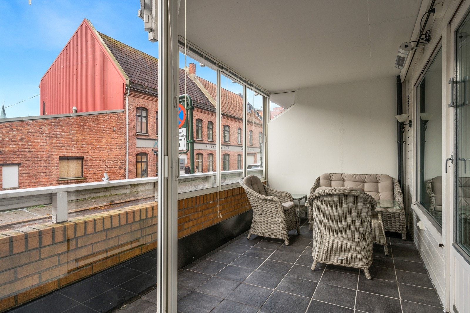 Den innglassede balkongen fungerer som en forlengelse av stuen store deler av året. Galleribilde