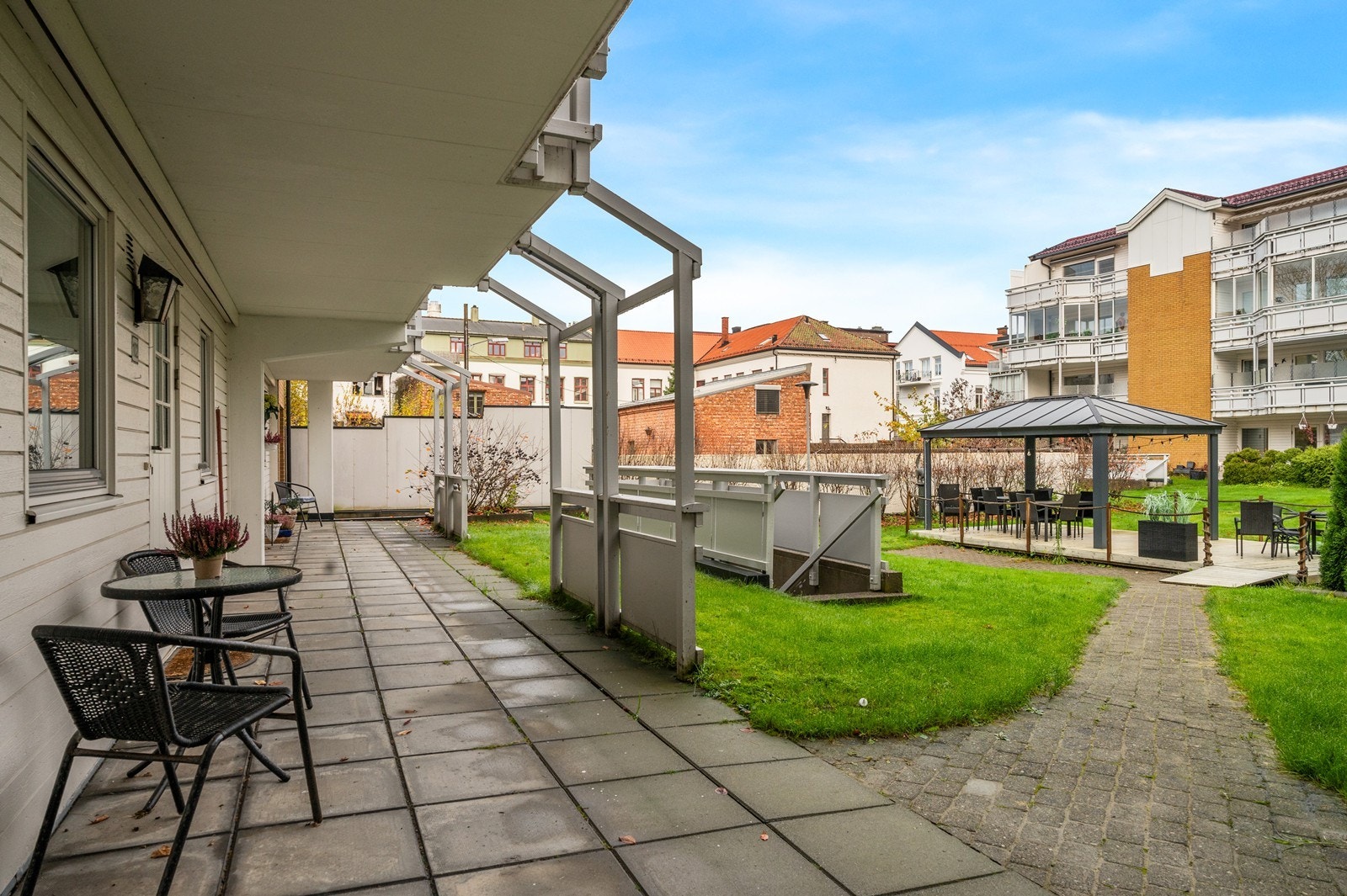 Fra leiligheten er det også utgang til en markterrasse med direkte adkomst til fellesarealene. Galleribilde