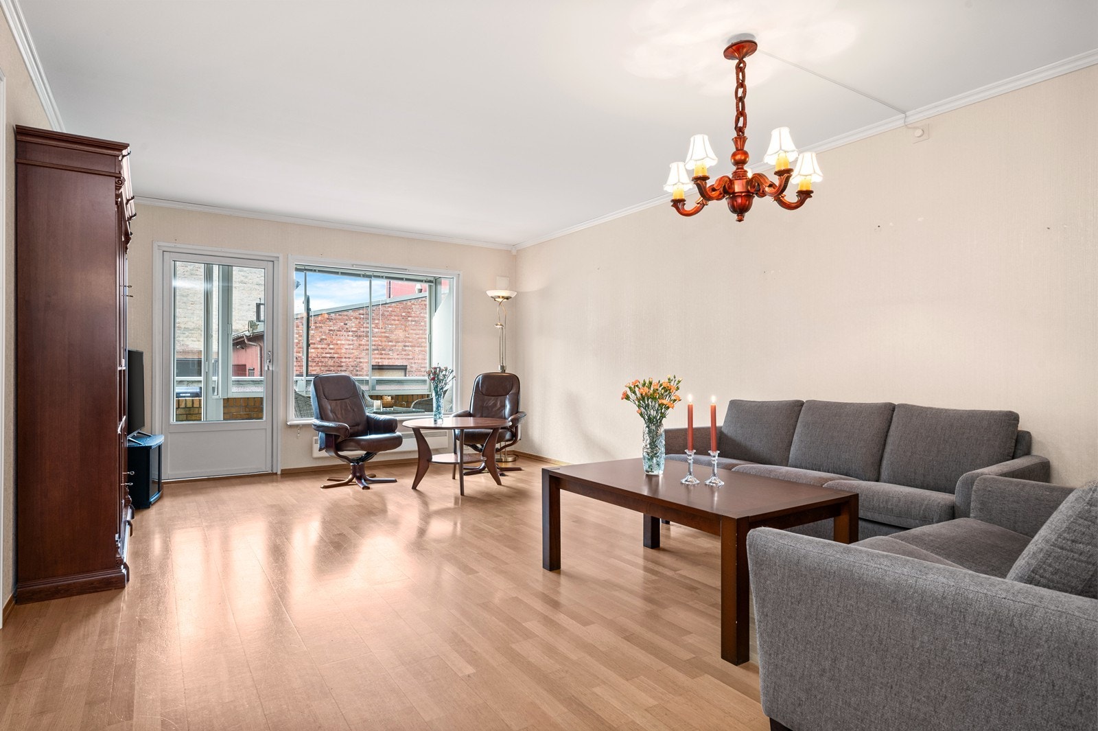 Stuen har god plass til sofagruppe og spisestue. Galleribilde