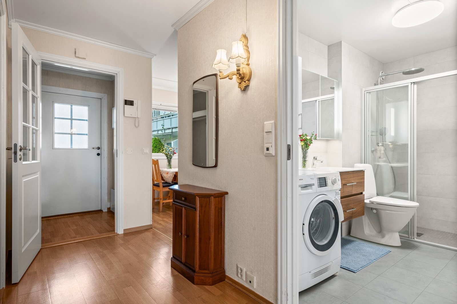 Fra entreen ledes du videre inn i leilighetens sentrale gang. Galleribilde