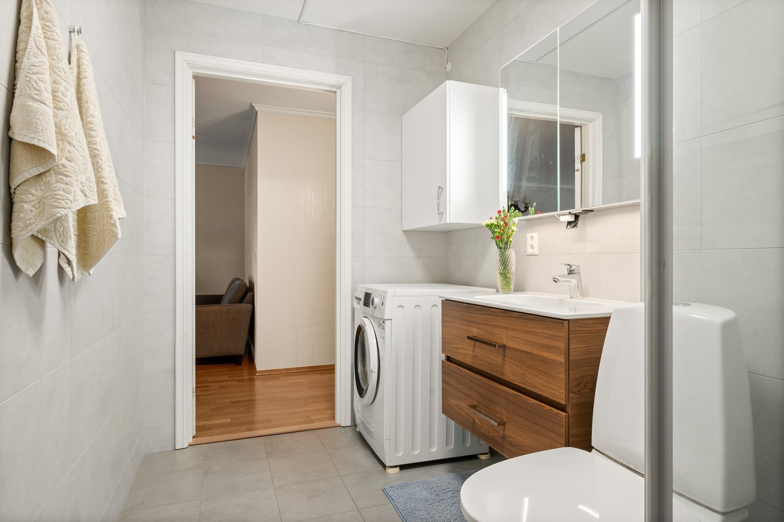 Badet har en praktisk innredning med servant, speilskap og god belysning. Galleribilde