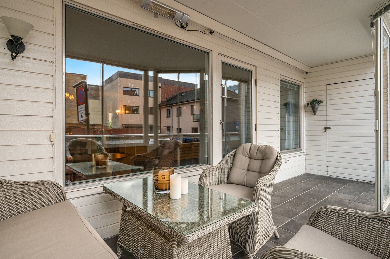 Balkongen har flislagt gulv og plass til en sittegruppe, med terrassevarmer for kjøligere kvelder. Galleribilde