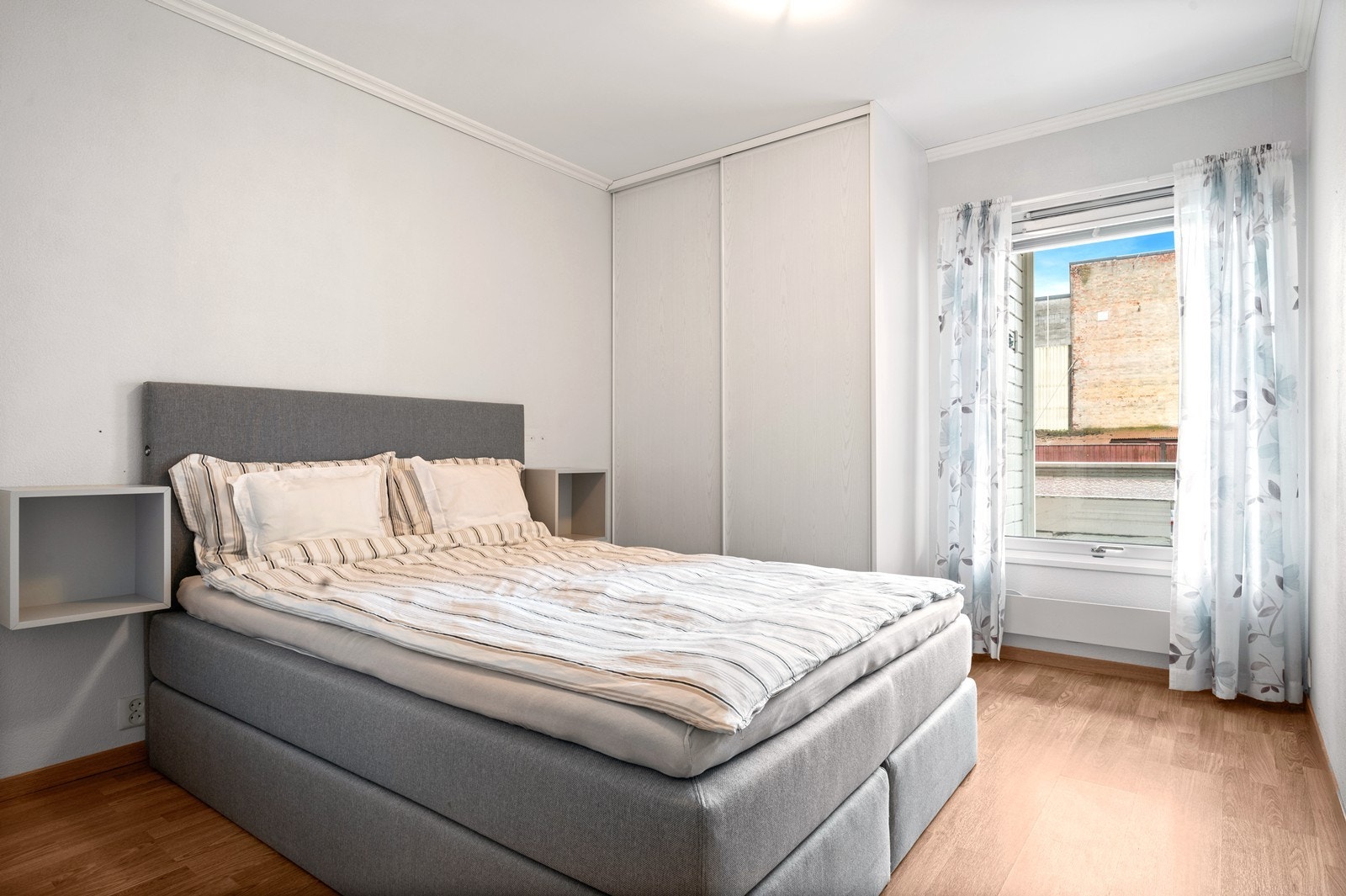 Hovedsoverommet har god plass til dobbeltseng og tilhørende møblement. Galleribilde