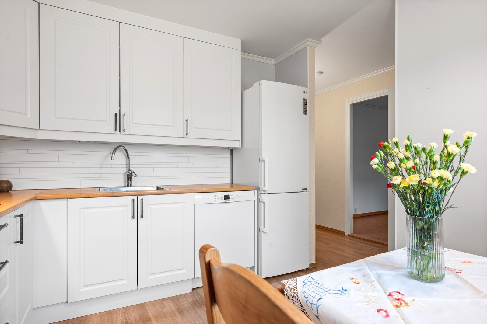 Kjøkkeninnredningen har profilerte fronter og rikelig med skap- og benkeplass. Galleribilde