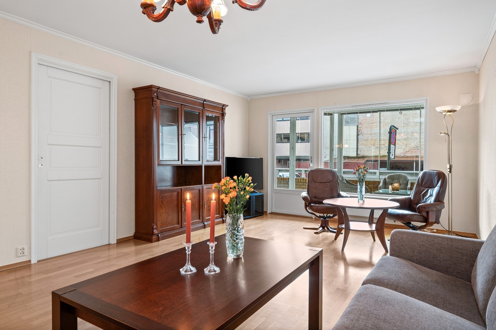 Stuen er romslig og lett å møblere, med god plass til en større sofagruppe. Galleribilde