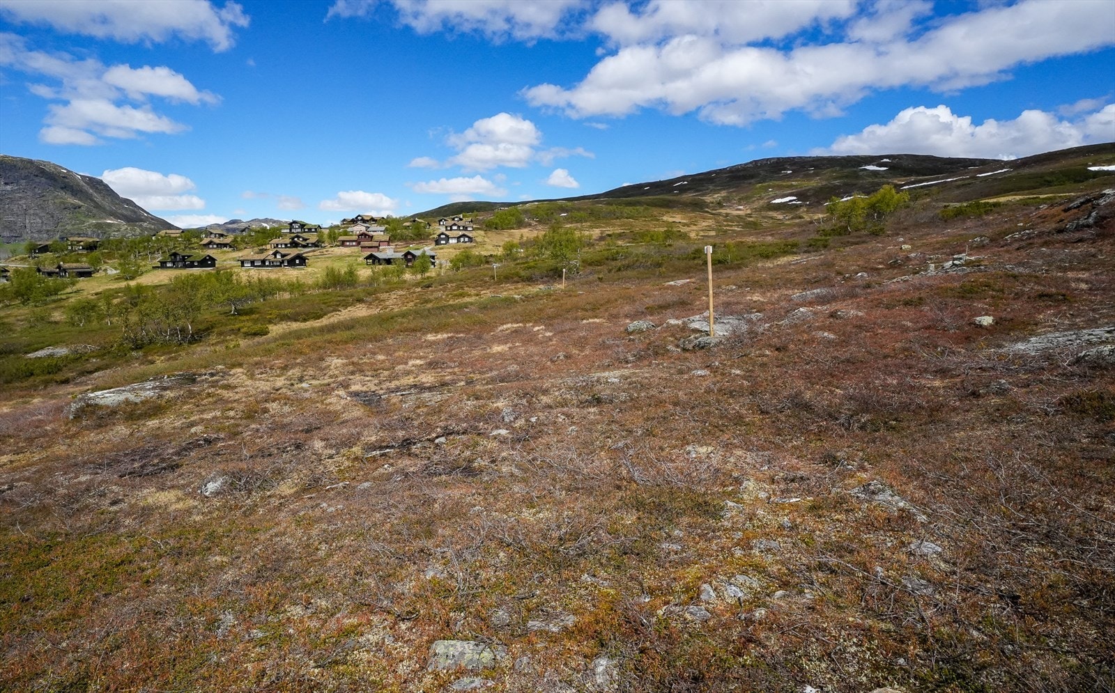 Tomtene er merket med stolper. Se tomtevelger for beliggenhet og priser. Galleribilde