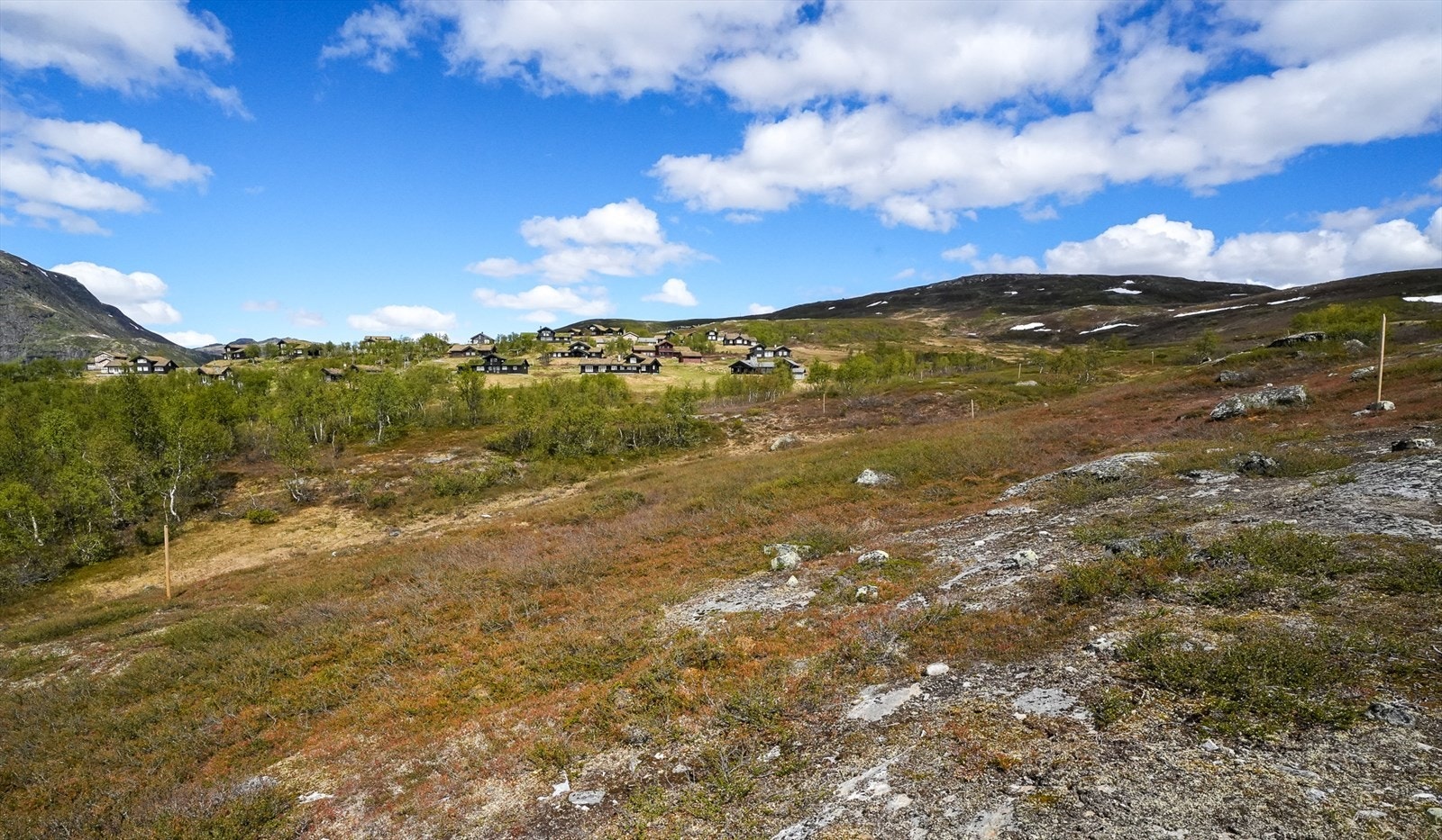 Tomtene er merket med stolper. Se tomtevelger for beliggenhet og priser. Galleribilde