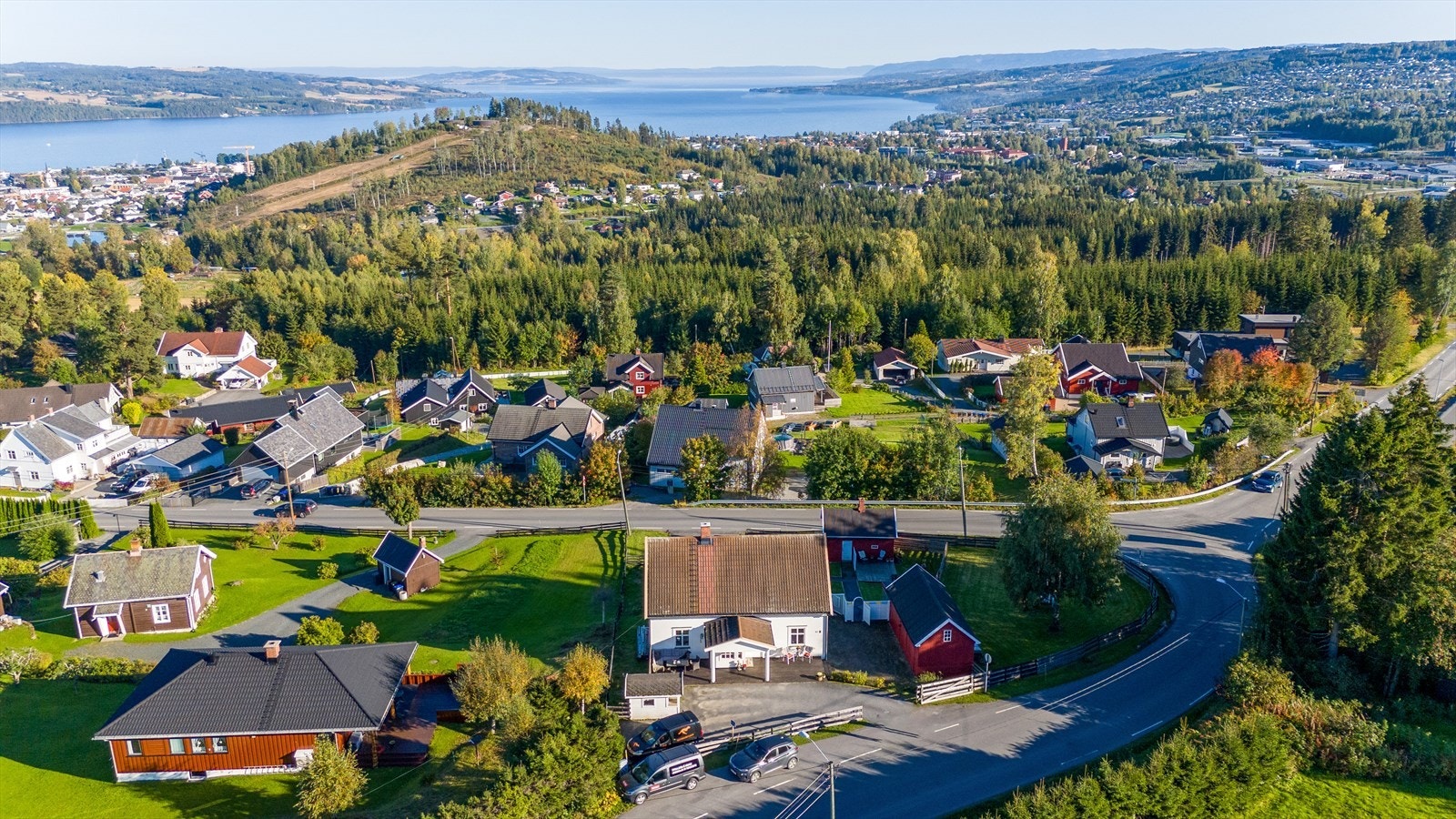 Umiddelbar nærhet til marka, turområder - Oppkjørte skiløyper vinterstid i skogen på nedsiden av boligen Galleribilde