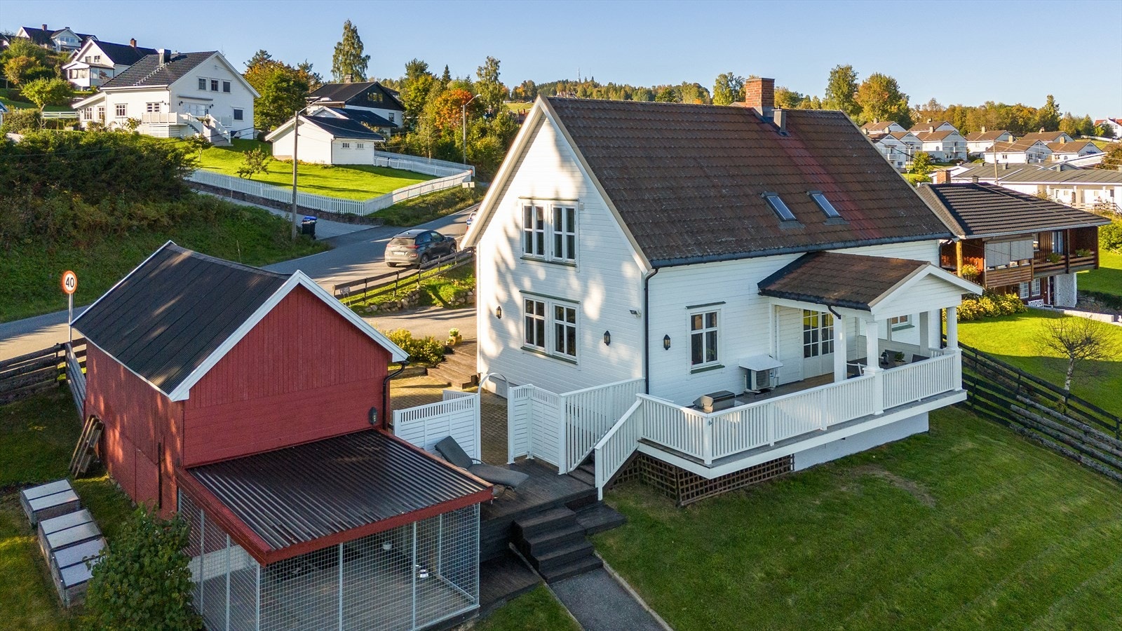 God plass til langbord og grilling på terrassen Galleribilde