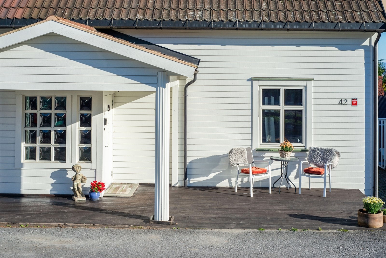 Terrasse ved inngangen - Stort vindu inn til hall/gang Galleribilde