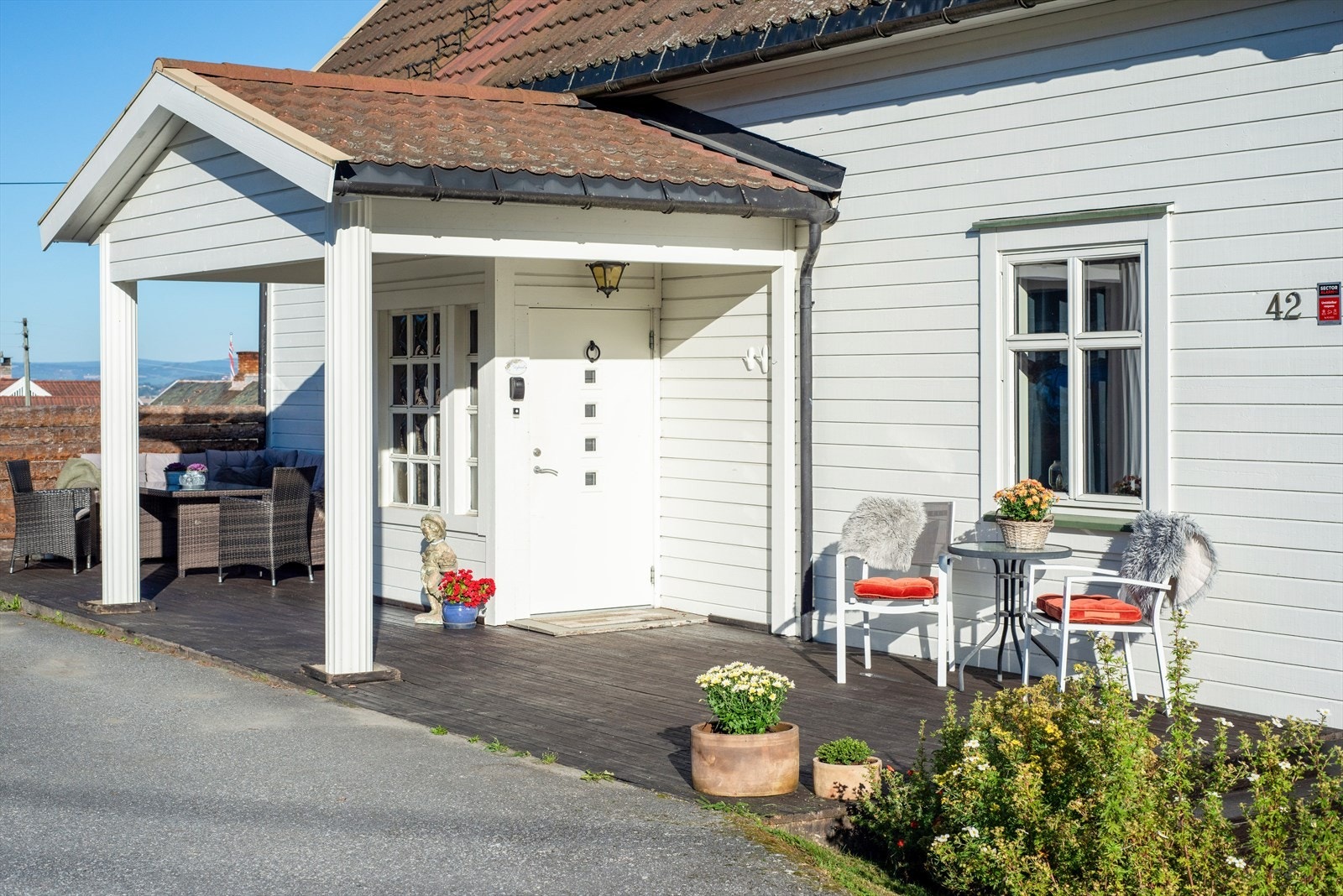 Inngangspartiet med ny dør i 2019 - Stig på! Galleribilde