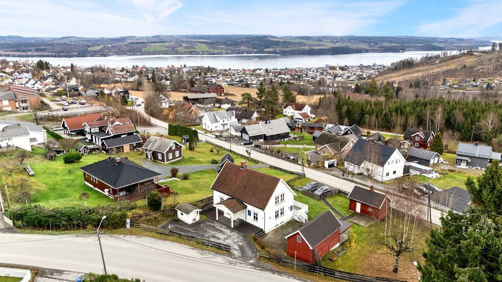 Alpint/Hovdebakken til høyre i bildet - Gangavstand til butikk, sentrum, NTNU, skoler, etc. -Skiløyper i skogen til høyre Galleribilde