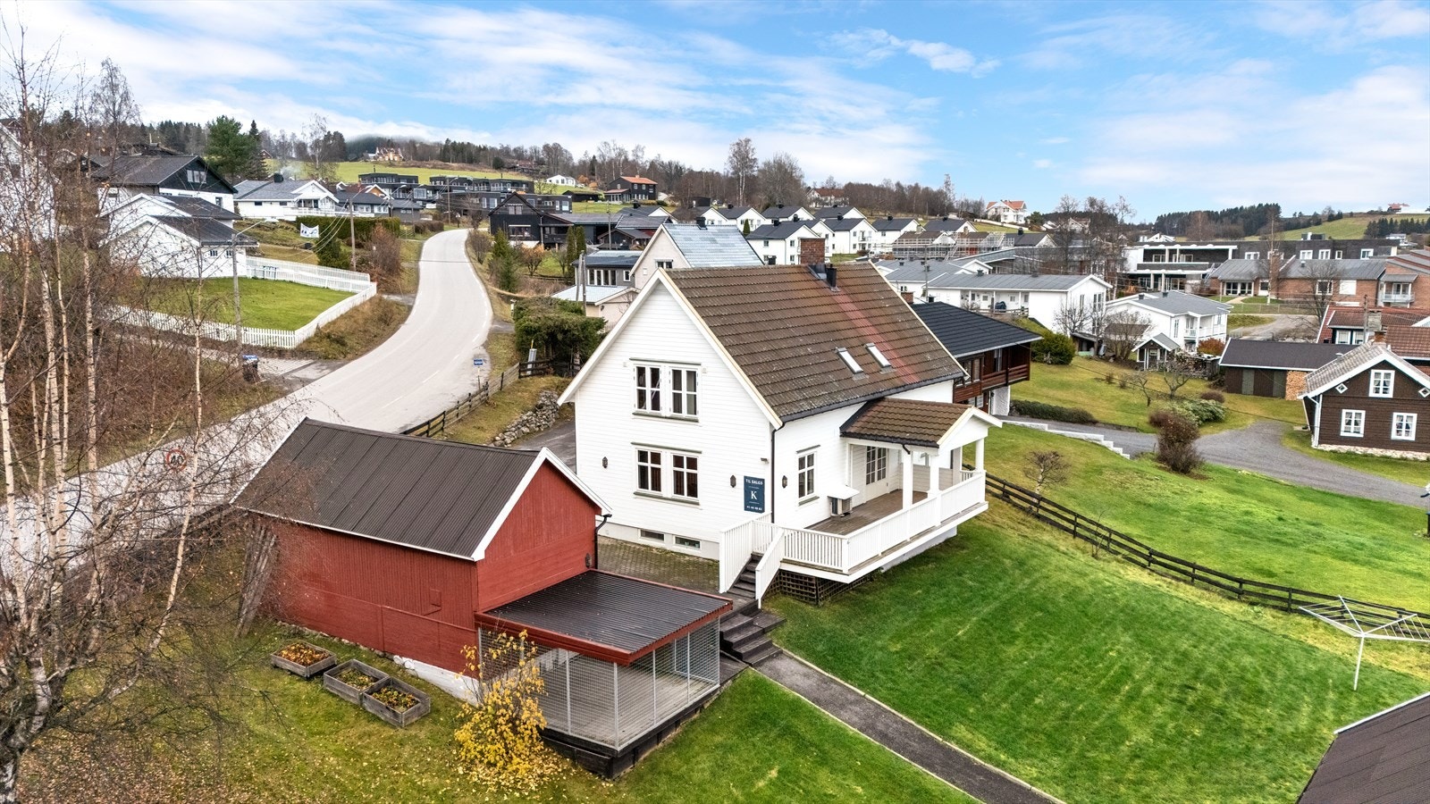 Påbygd og betydelig oppgradert i 1996 med ny taktekking, vinduer, utvendig kledning, isolasjon, nytt sikringsskap etc. Galleribilde