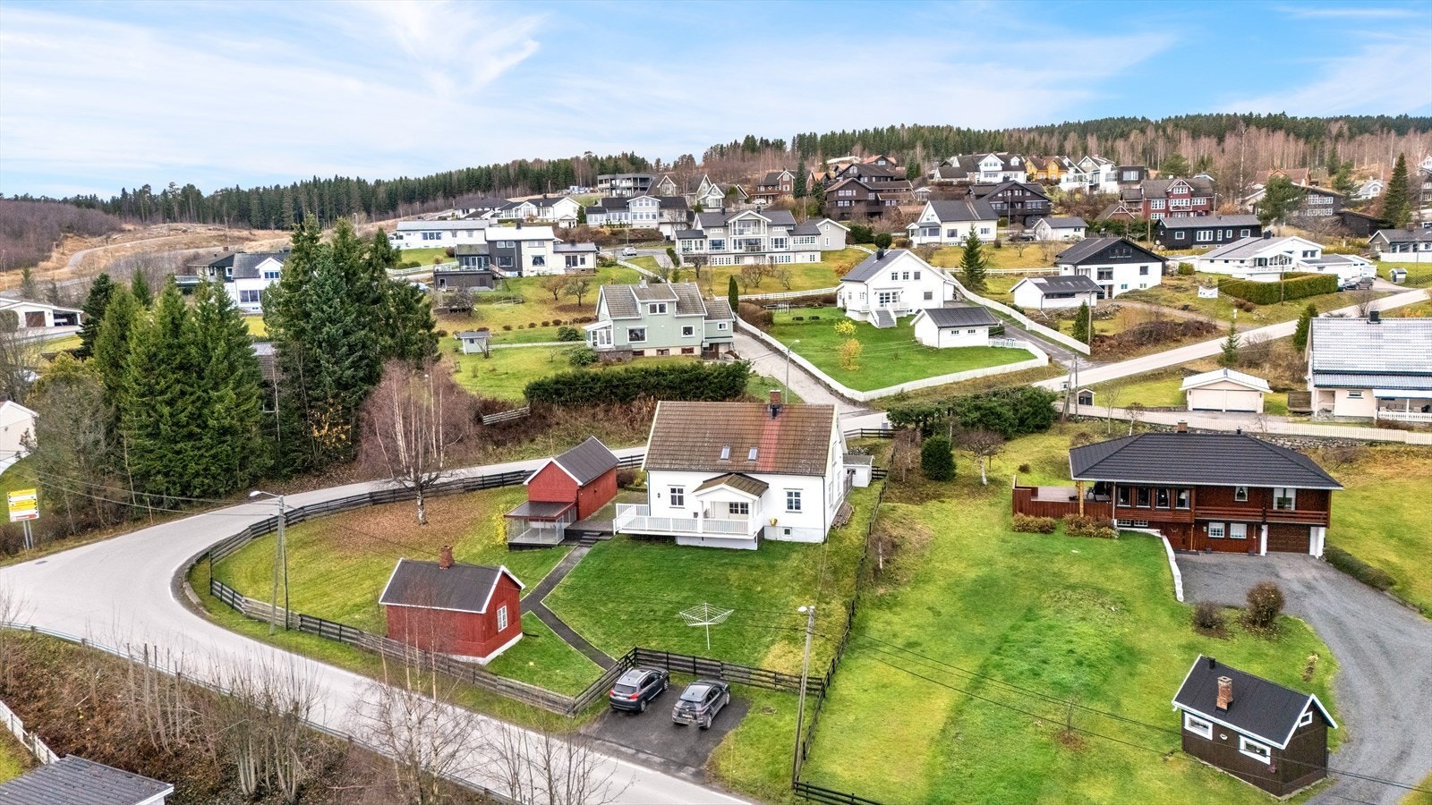 Velkommen til en koselig enebolig med en stor hjørnetomt - Mellom byen og marka Galleribilde