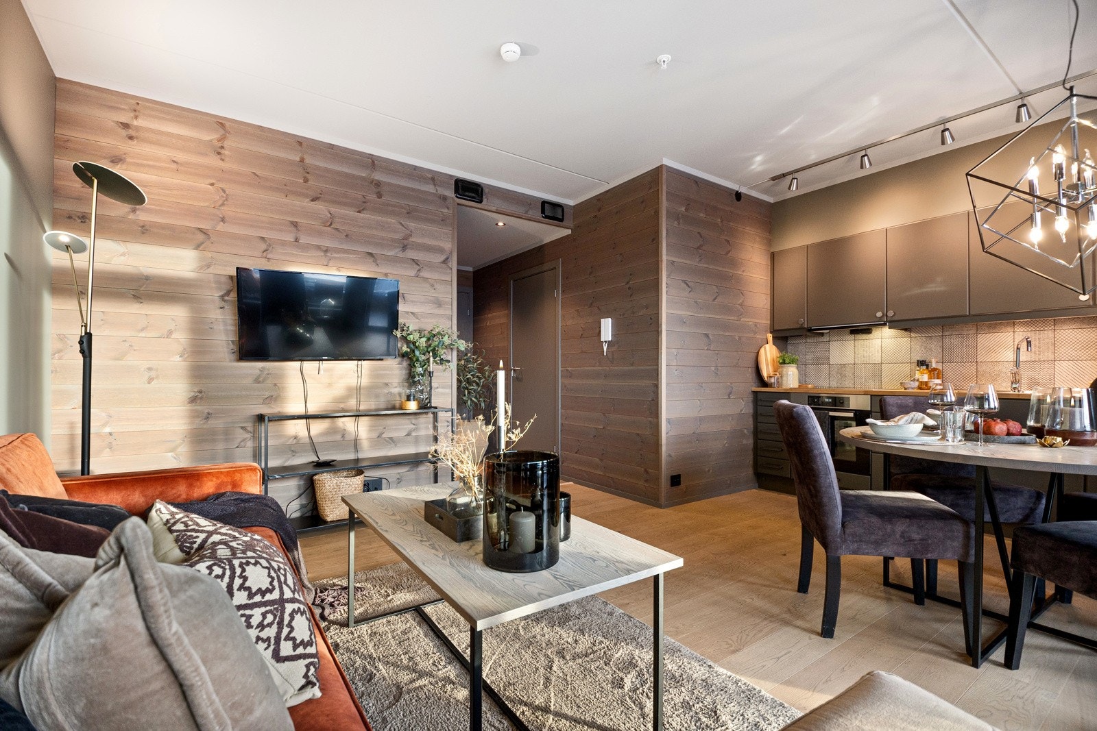 Fin plassering av sofagruppe og spisebord Galleribilde