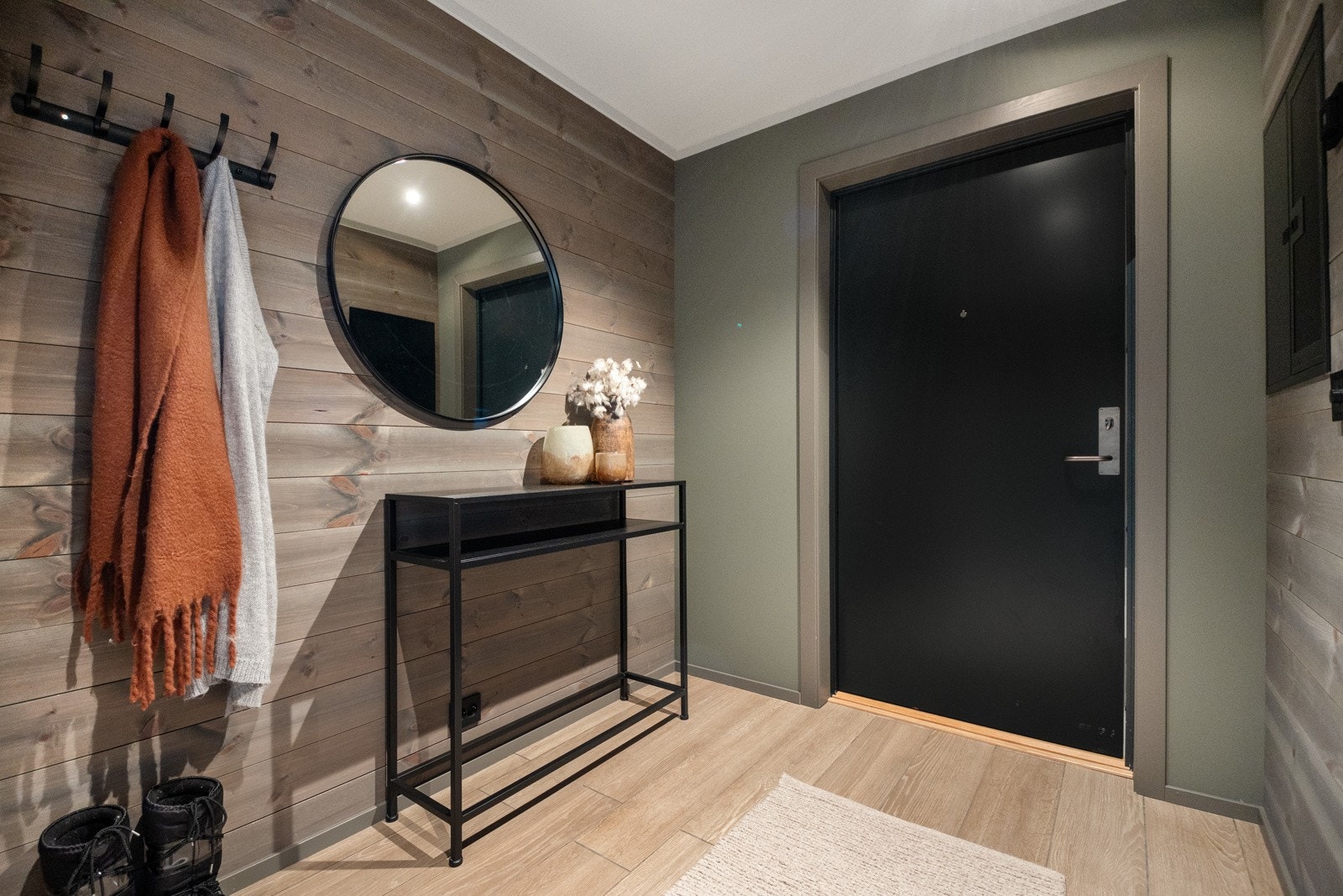 Entré med plass til yttertøy og sko Galleribilde