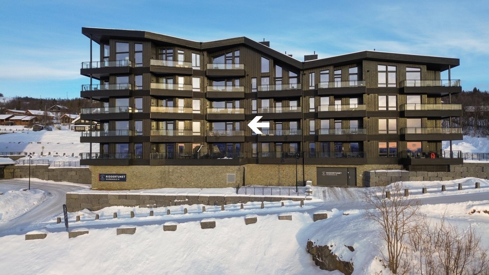 Leiligheten har en sentral og attraktiv beliggenhet med gåavstand til fasiliteter sentrum kan by på, skiløyper, slalåmbakke og et ellers så rikt turområdet Galleribilde